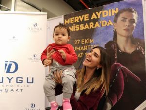 Survivor Merve Aydın, Nissara AVM’de imza gününe katıldı