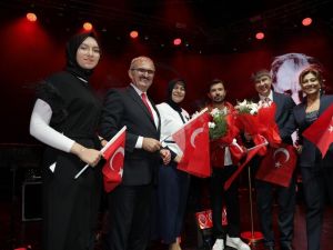 Antalyalılar Cumhuriyet Bayramı’nı Yalın’la kutladı