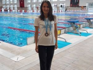 Genç öğretmen Polatlı’ya madalyalarla döndü