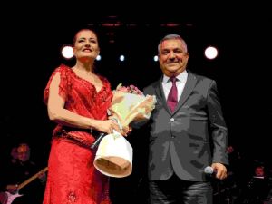 Kuşadası’nda Candan Erçetin konseri