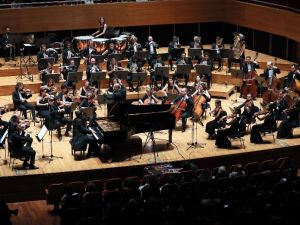 Yaşar Üniversitesi Oda Orkestrası Cumhuriyet konserinde mest etti