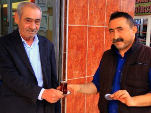 Çay parasıyla Üniversitede üç çocuk okutuyorlar