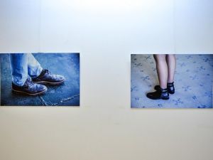 Ayakkabıları fotoğraf sergisine taşıdı