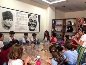 Minik eller sanatla buluşuyor