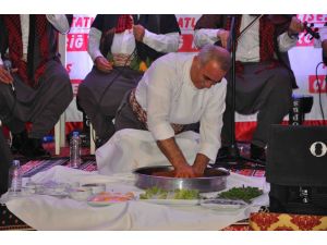 Tatlıses, Kuşadası’nda Çiğ Köfte Bayileriyle Coştu