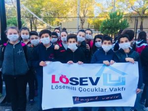 Ortaokuldan LÖSEV’e maskeli destek