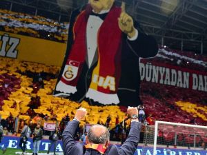 Galatasaray’dan 3 boyutlu Fatih Terim koreografisi