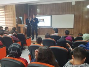 Polis, öğrenci ve öğretmenleri bilgilendirdi