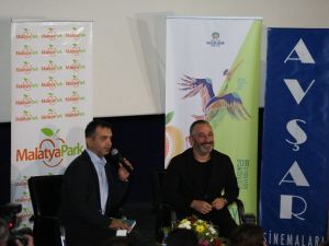 Cem Yılmaz esprileriyle yine kırdı geçirdi