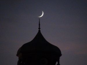 Taksim Camii minaresi üzerinde beliren hilal, hayran bıraktı