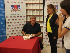 Yılmaz Özdil, Forum Magnesia’da okurlarıyla buluştu