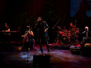 Gökhan Kırdar yeni şarkılarını ilk defa Üsküdar’da söyledi