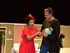 Sanatçı Kutsi, nişanlısının yer aldığı tiyatro oyunu seyretmek için Bilecik’e geldi