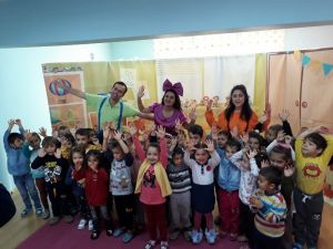 Minik öğrenciler ilk kez tiyatro izlemenin heyecanını yaşadılar