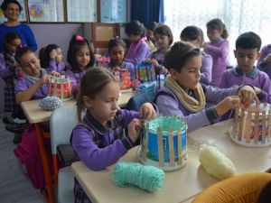 Köy çocukları için örüyorlar