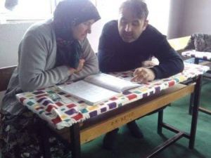 İmam, kadınlara okuma yazma öğretiyor