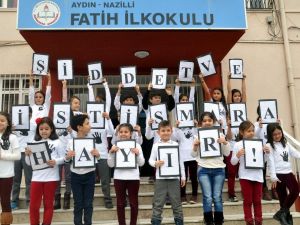 İlkokul öğrencileri şiddete hayır etkinliğinde büyüklerine seslendi