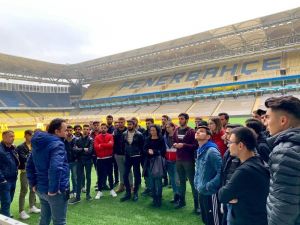 Egeli gençler, üç büyük takımın sahalarını inceledi