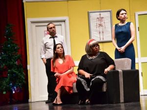 "Kaç baba kaç" tiyatro oyunu için salon doldu taştı