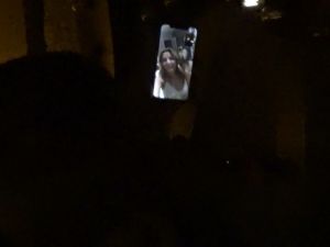 Pascal Nouma sahnede sevgilisi ile görüntülü sohbet etti