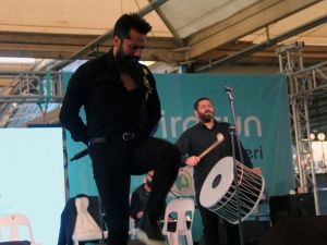 Şarkıcı Çılgın Sedat, sahne enerjisini hamsili börek ve fındıktan aldı