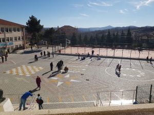 Geleneksel çocuk oyunları okul bahçelerinde