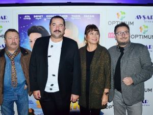 Adana’da ’Hedefim Sensin’ filminin ilk gösterimini Ata Demirer ve Demet Akbağ hayranlarıyla izledi