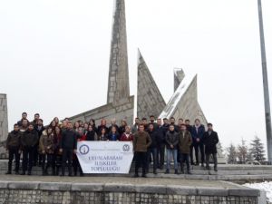 Üniversite öğrencileri, Dumlupınar Şehitliği’ni ziyaret etti