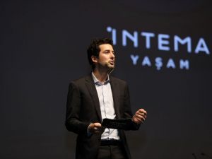 Ferzan Özpetek İntema Yaşam’ın oturum sponsorluğu ile Perakende Günleri’ndeydi