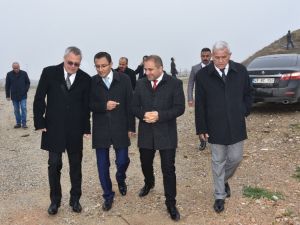 Vali Deniz, Alaşehir’de Sera OSB’sinin yapılacağı araziyi inceledi