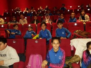 Okulun başarılı öğrencileri sinema ile ödüllendirildi