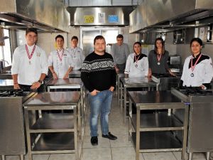 Çeşmeli öğrencinin damla sakızı ve Arapsaçı ile yaptığı karides yemeği altın madalya kazandı