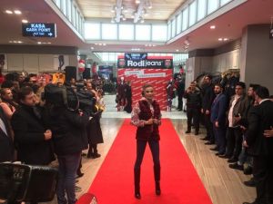 1 TL’ye kot pantolon izdihama neden oldu