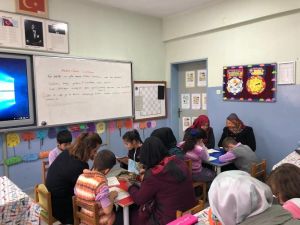 Çocuklarıyla kitap okuyorlar