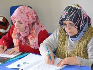 Yunusemre ile okuma yazma öğreniyorlar