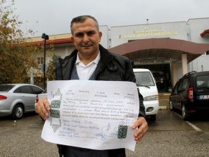 Senedi hatıra olarak saklıyor