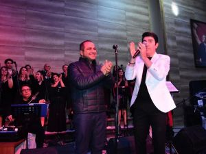 Başkan Uçak sahnede şarkı söyledi