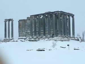 Aizonai Antik Kenti’ni beyaz örtüyle bir başka güzel