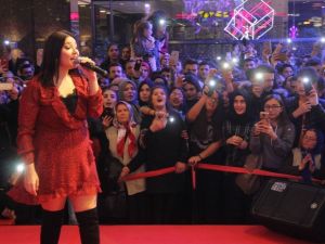 Tuğçe Kandemir Samsun’da hayranlarıyla buluştu