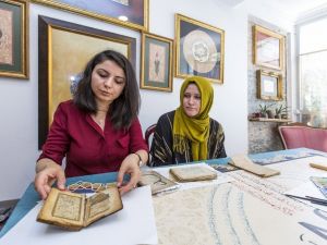 Türk sanatına gönül vermiş iki arkadaş, eski kitaplara yeniden hayat veriyor