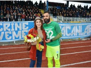 Yeşil sahada sürpriz evlilik teklifi