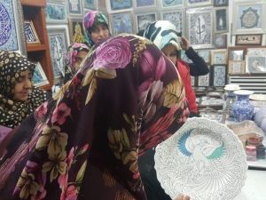 Kursiyerler ateşte açan çiçekleri yerinde incelediler