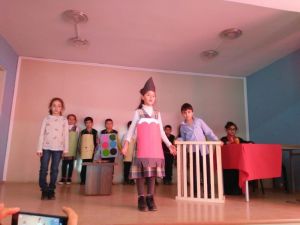 Öğrencilerden ’’Tüketim çılgınlığı’’na tepki için tiyatro gösterisi