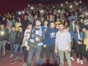 “Kafalar Karşık” filminin oyuncularına sevgi seli