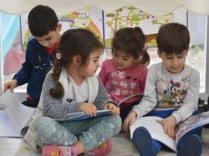 Topaç, çelik çomak, misket bu kitapta miniklere öğretiliyor