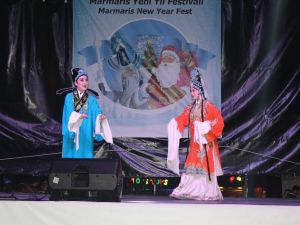 Çinli gösteri grubu Marmarislileri kendine hayran bıraktı