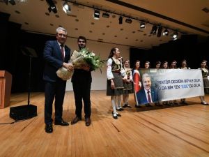 Öğrencilerden Rektör Budak’a anlamlı sürpriz