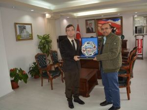 İspanya gezisine katılan muhtardan Kaymakam Berber’e anlamlı hediye