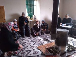 Yaşlı teyzeler bağımlılık eğitimi alıyor