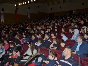 Tiyatro oyununda hayvanların dostluğu anlatıldı